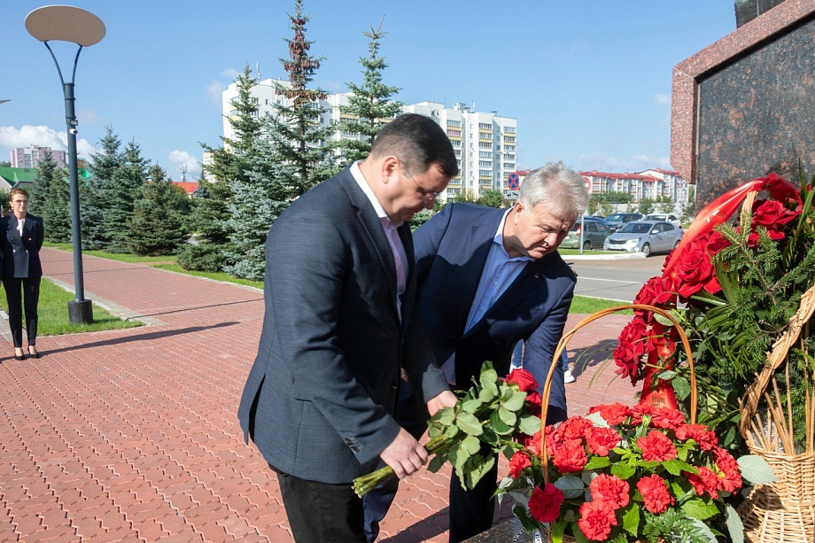 Топ-менеджеры «КАМАЗа» почтили память первого гендиректора автозавода 