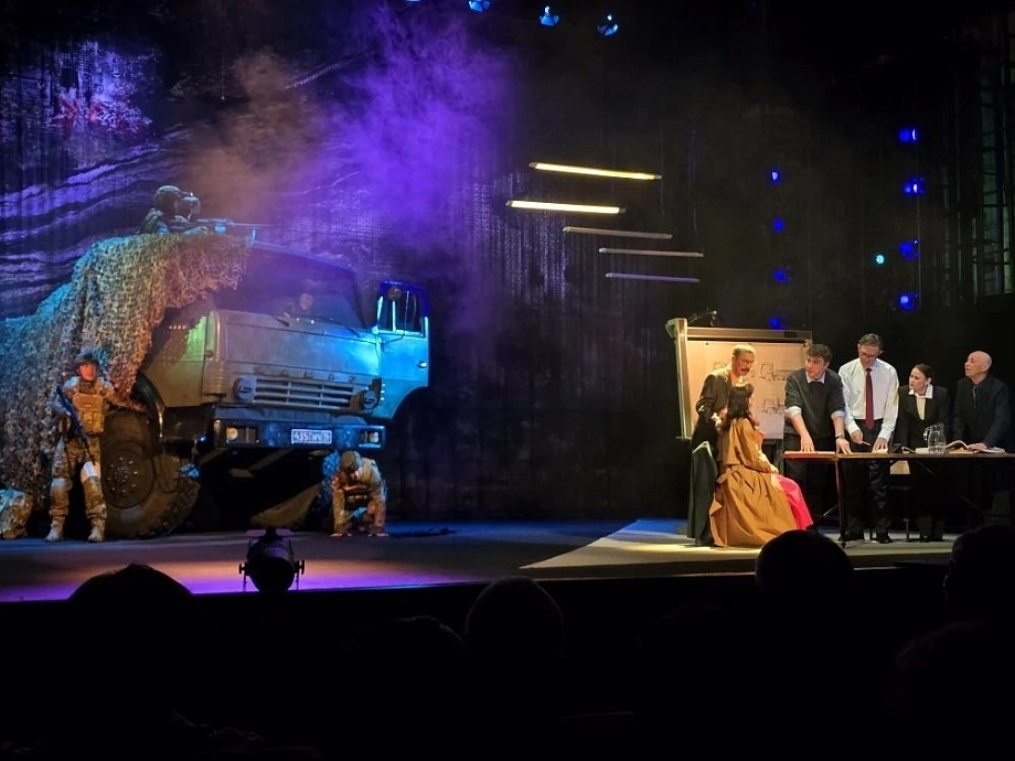 «Мустанг» на сцене и аншлаг на премьере – в Челнах показали спектакль про «КАМАЗ» 