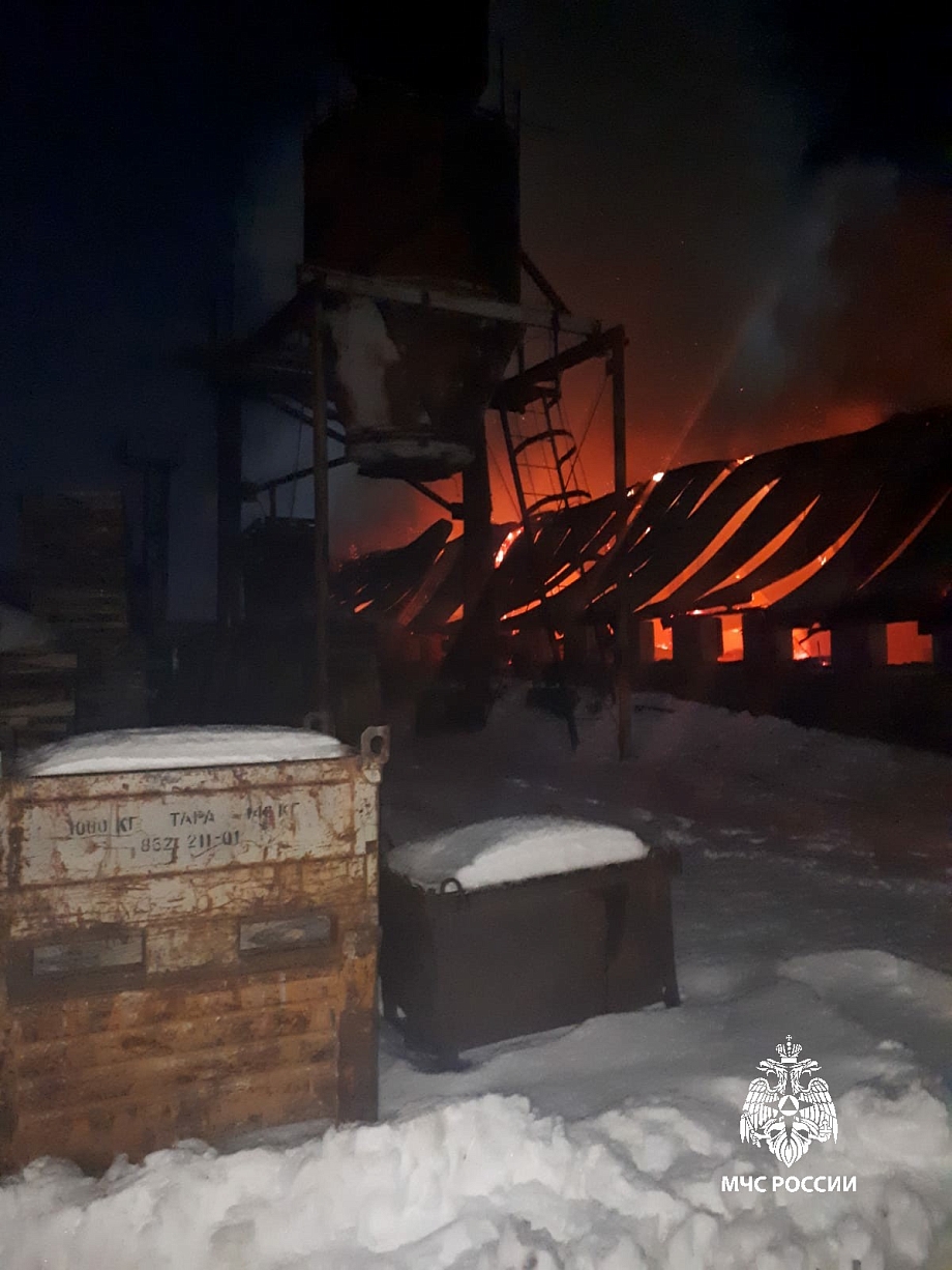 Пламя с пятиэтажку - в промзоне Челнов вспыхнула кровля склада (видео)