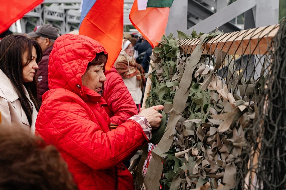Фото: в День Победы в Челнах угощают солдатской кашей и учат плести сети