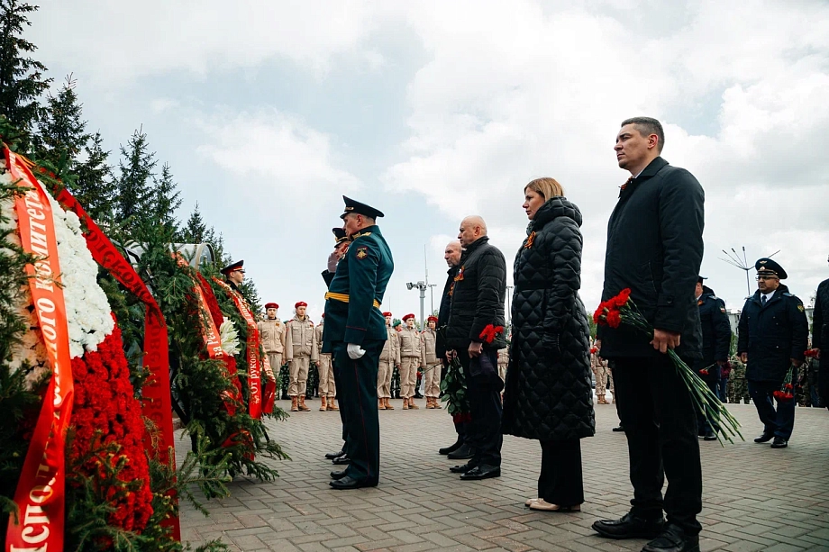 Праздничные мероприятия начались в Челнах с возложения цветов к Вечному огню