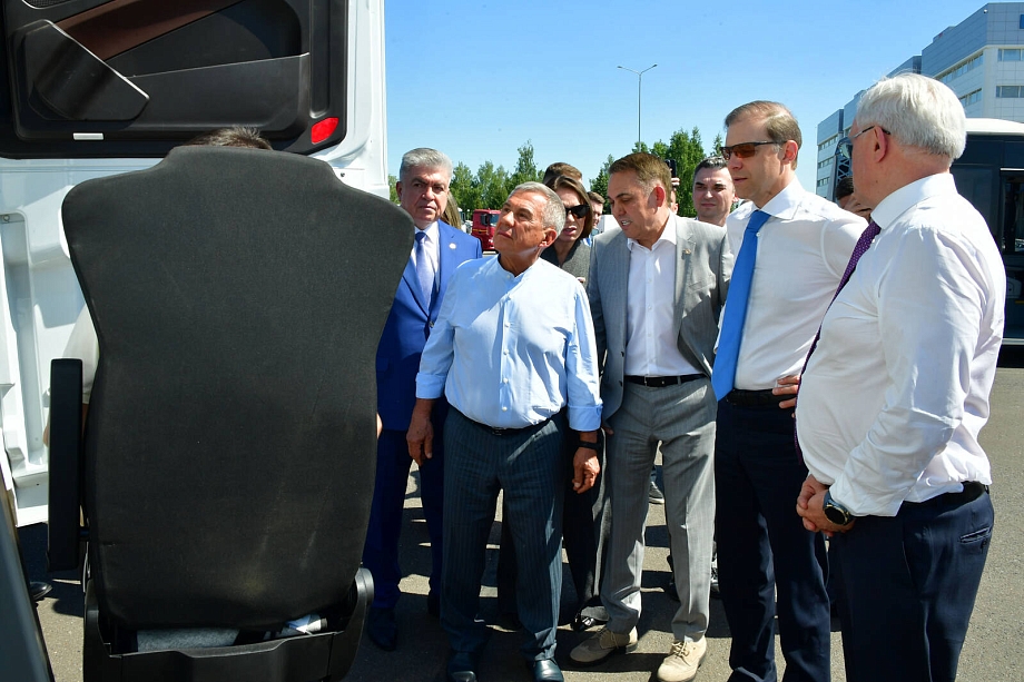 Фото: «КАМАЗ» показал Денису Мантурову самые последние разработки 