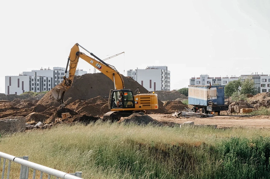 Фото: как разбирают часть дороги по улице Нариманова в Челнах, где просел грунт