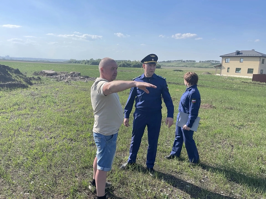«По этой дороге невозможно доехать! Мы оставляем машину и пешком идем к себе в сапогах или пакеты надеваем на ноги»
