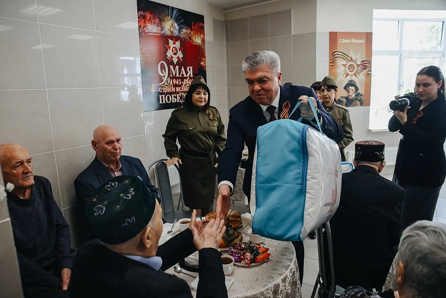«Ваши внуки выполняют свой воинский долг. Ничуть не хуже» - Магдеев ветеранам