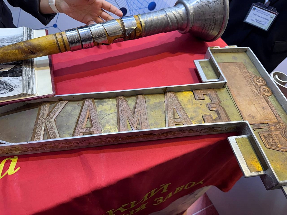 Флаг, побывавший в космосе, показали Рустаму Минниханову на выставке в Челнах