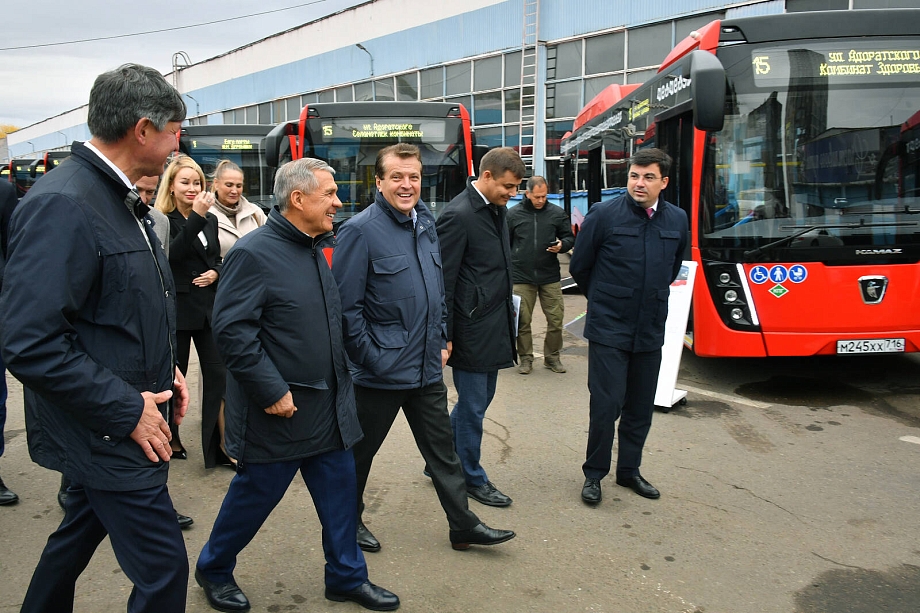 Минниханову показали автобусы «КАМАЗа», которые выйдут на маршруты Казани (фото)