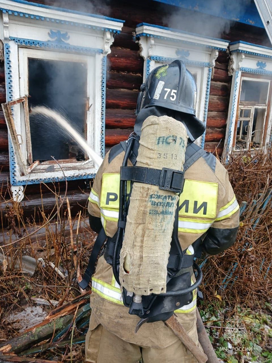 На пожаре под Елабугой погиб мужчина – огонь вспыхнул из-за печки