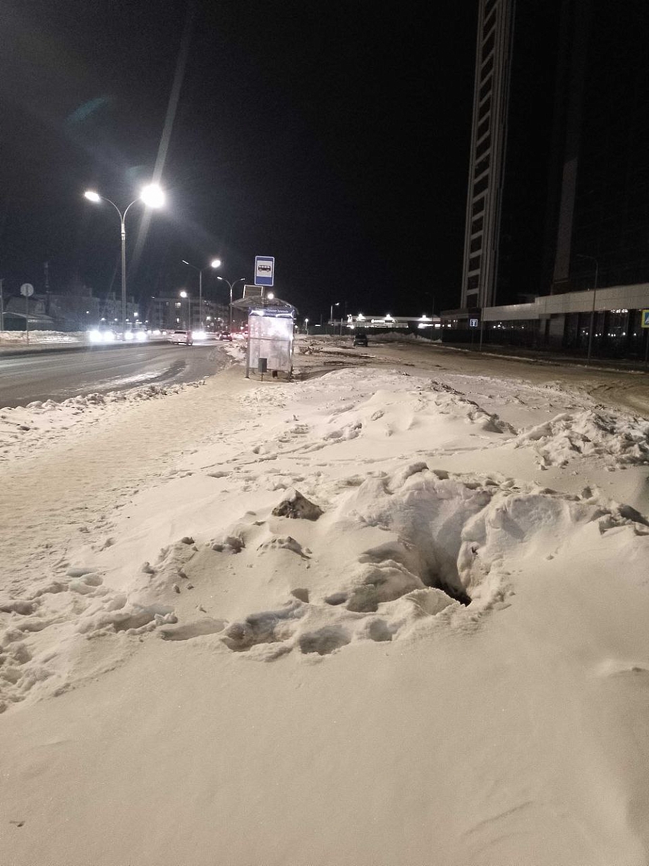 В Челнах ребенок по пояс провалился в заснеженный открытый люк