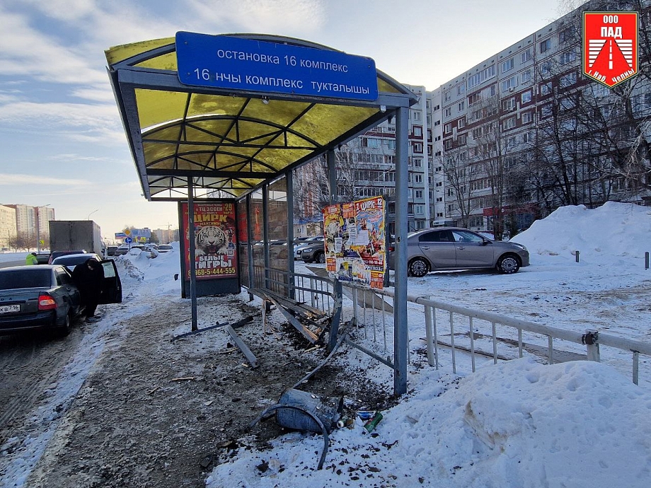 В Челнах водитель автомобиля снес остановочный павильон (фото)