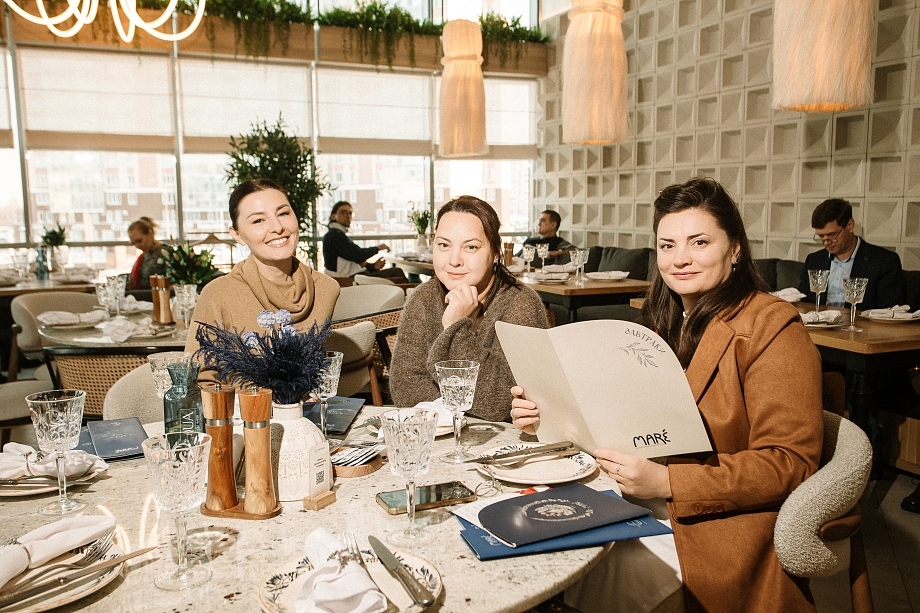 Разговор на бизнес-завтраке Дариной закончился битьем посуды