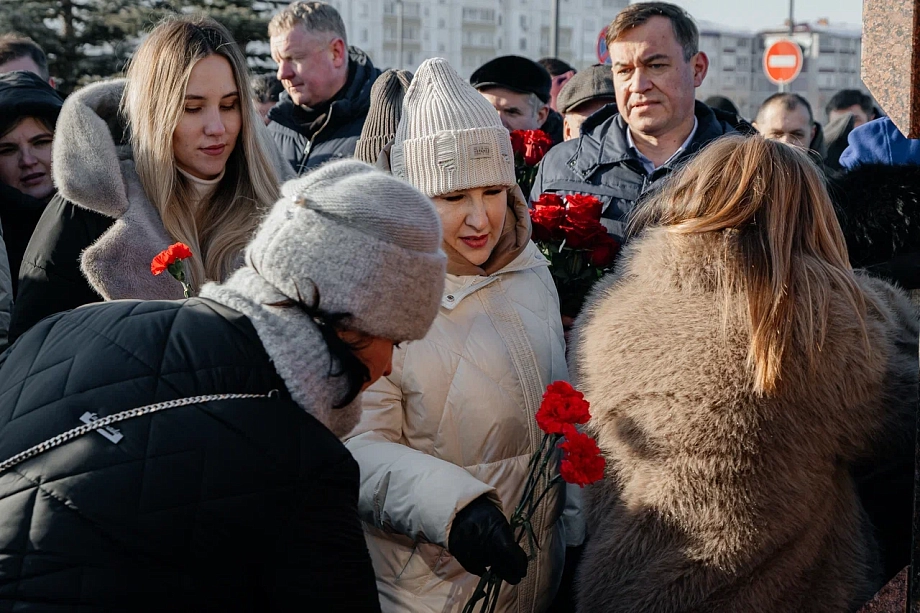 В Челнах возложили цветы в честь первого гендиректора «КАМАЗа» Васильева (фото)