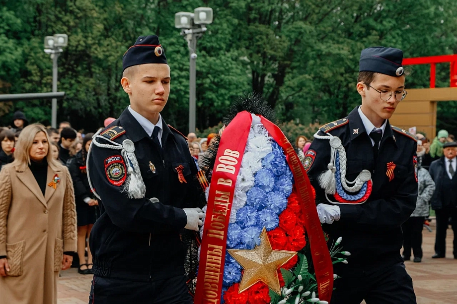 В Челнах почтили память 12 героев, чьи бюсты установлены в парке Победы (фото)