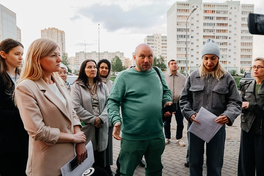 Жители ЖК «Маяк» вышли с бунтом против строительства дома внахлест (фото)