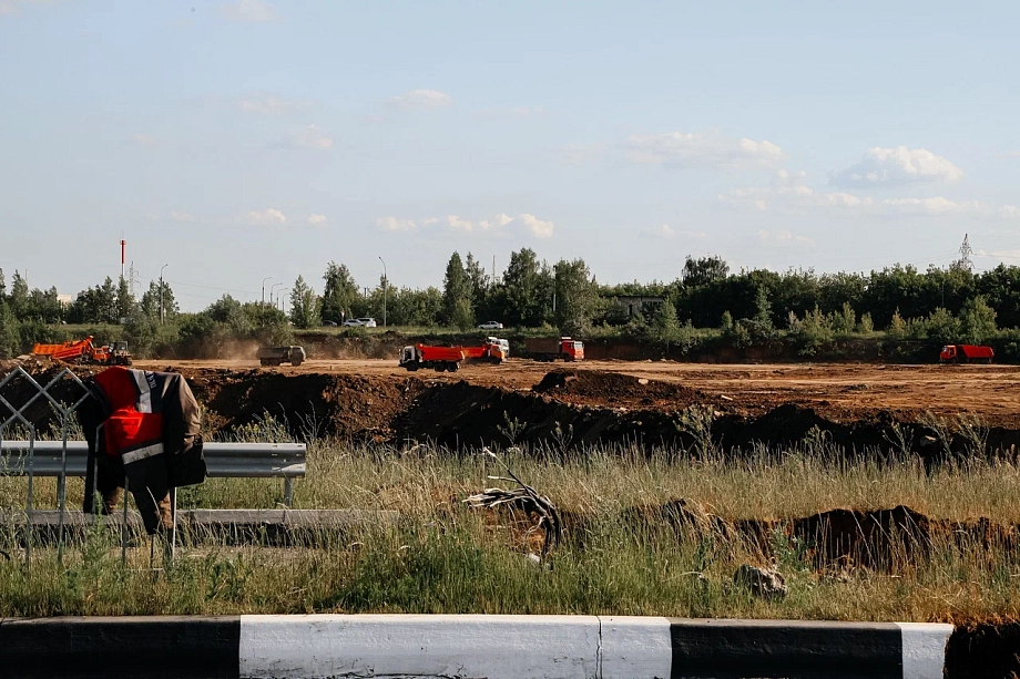 Фото: как разбирают часть дороги по улице Нариманова в Челнах, где просел грунт