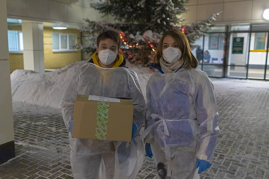 Когогина вместе с волонтерами доставила лекарства больным коронавирусом (фото)
