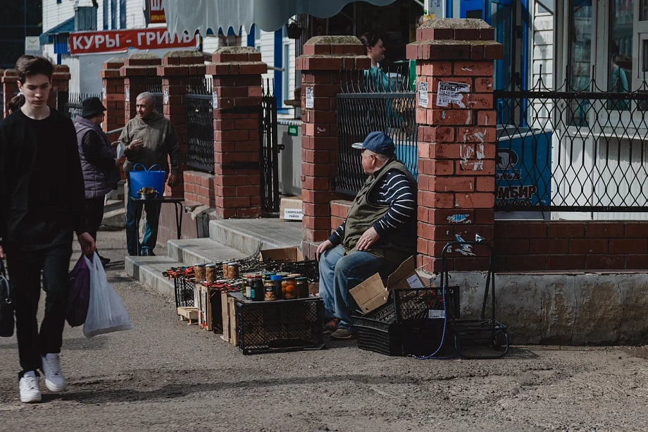 Фото: что и как продают в Челнах уличные торговцы