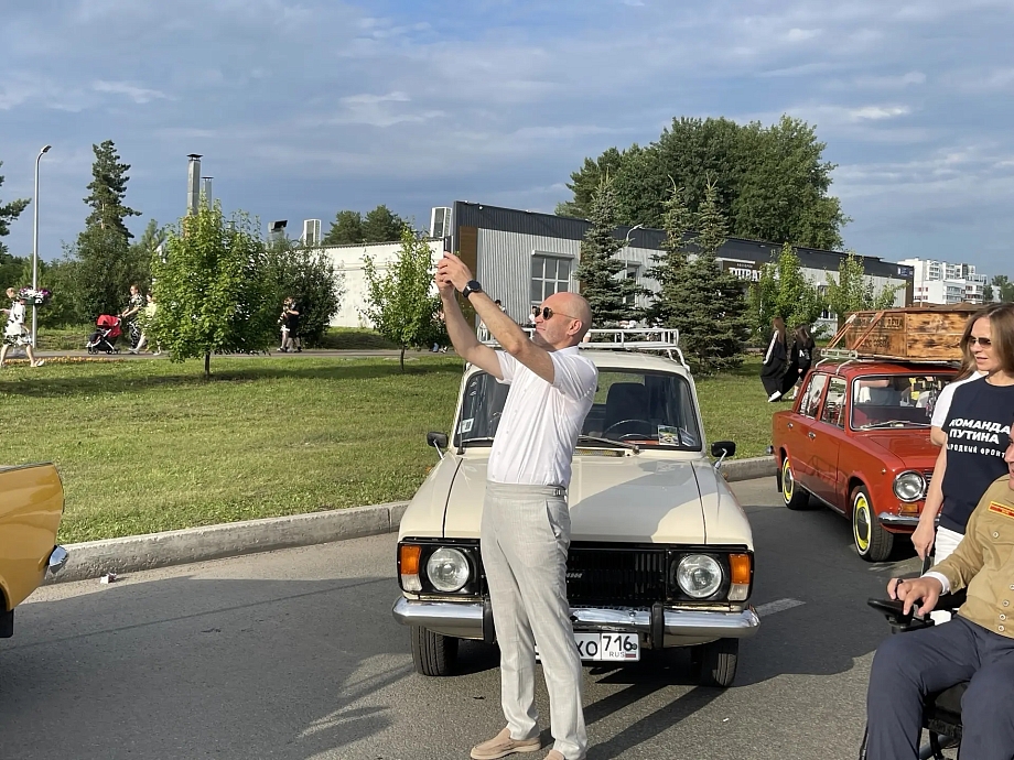 День молодежи в Челнах: парни в розовом, гендер-пати от Мии Бойки и «особый дух»