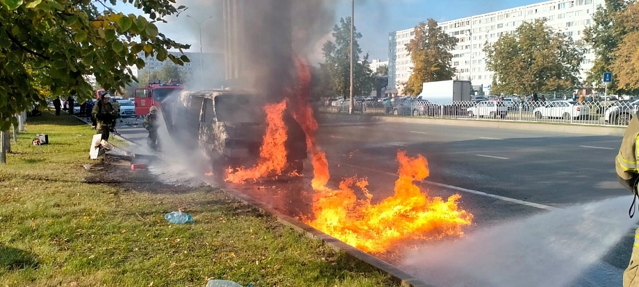 В Челнах на проспекте Хасана Туфана дотла сгорел микроавтобус. Видео