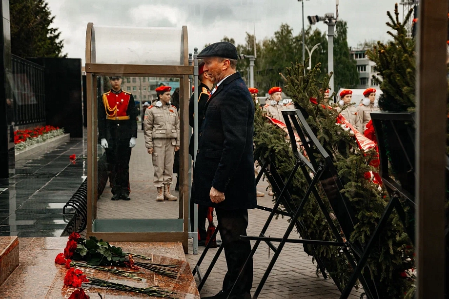 Силовики, депутаты и чиновники: как несли Вахту Памяти в Челнах (фото)