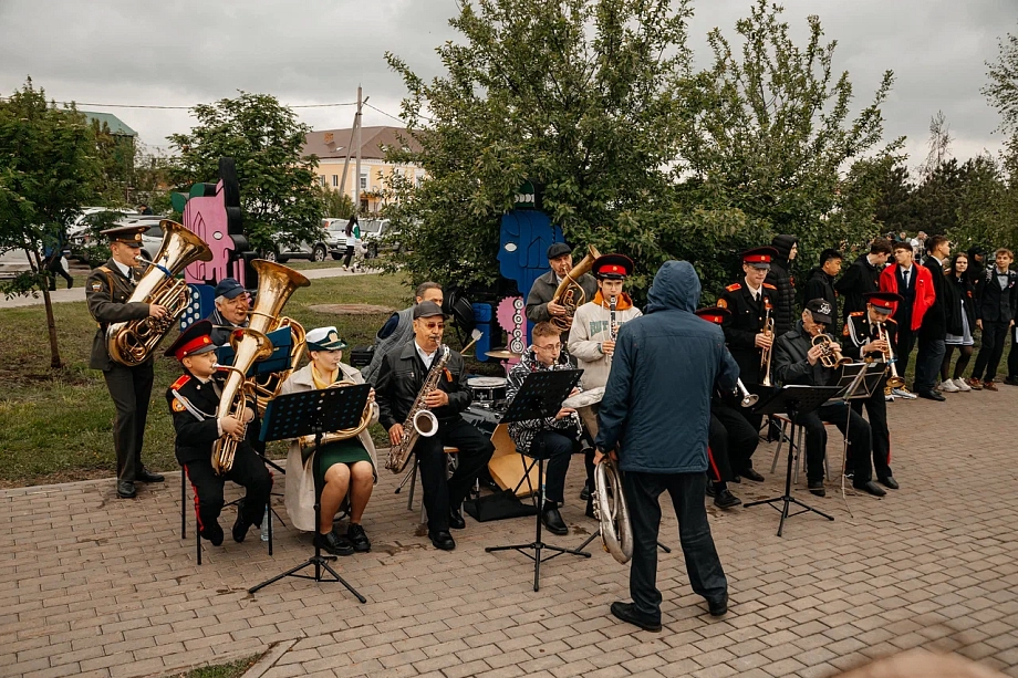 Фото: в День Победы в Челнах угощают солдатской кашей и учат плести сети