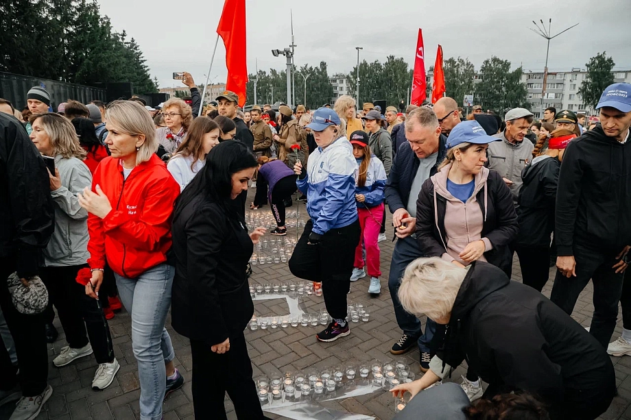 Фото: в Челнах в День памяти и скорби зажгли сотни свечей