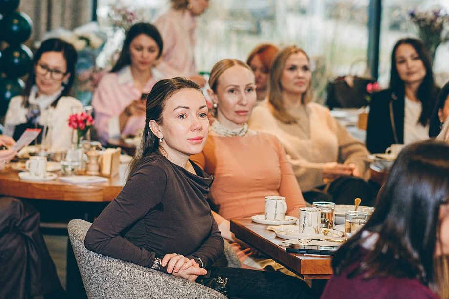 Встреча «Про это» с Тановой: зачем Дарина удалила из зала фотографа и оператора