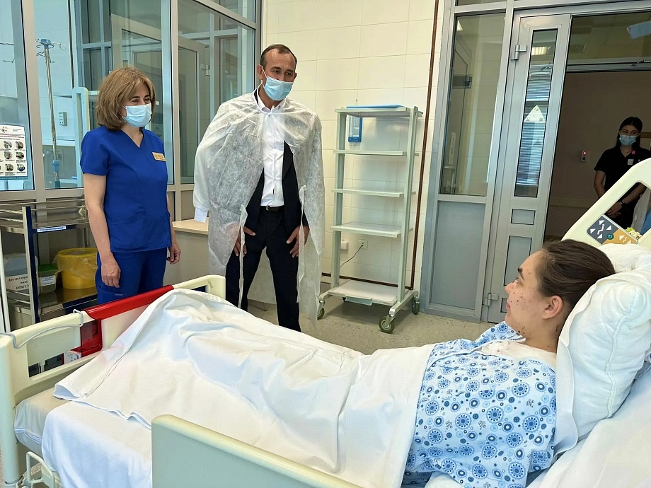 Назмиев навестил в РКБ жительницу района, пострадавшую при атаке БПЛА Назмиев навестил в РКБ жительницу района, пострадавшую при атаке БПЛА