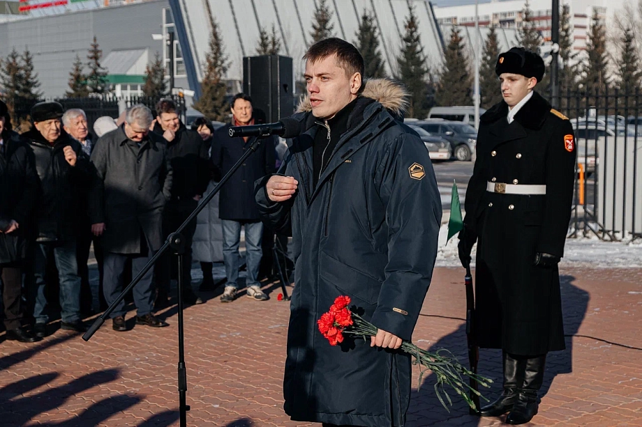 В Челнах возложили цветы в честь первого гендиректора «КАМАЗа» Васильева (фото)