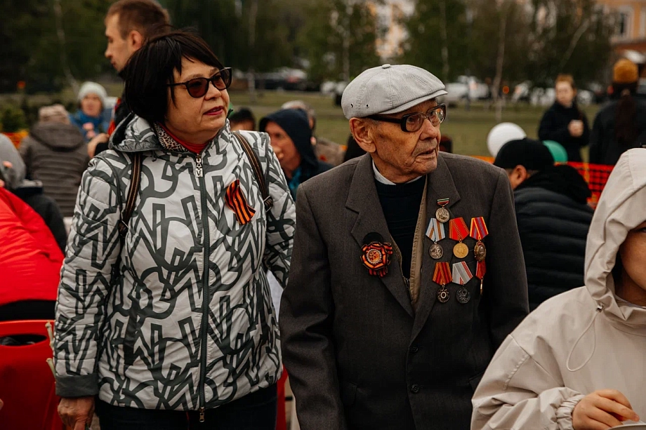 Фото: в День Победы в Челнах угощают солдатской кашей и учат плести сети
