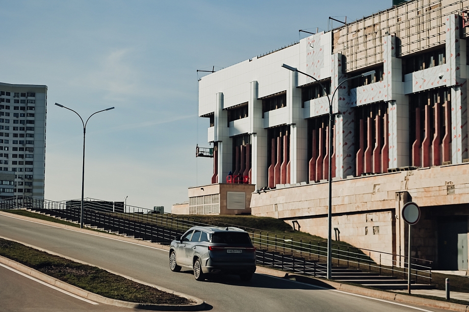 Фото: в Челнах демонтируют часть здания городской мэрии 