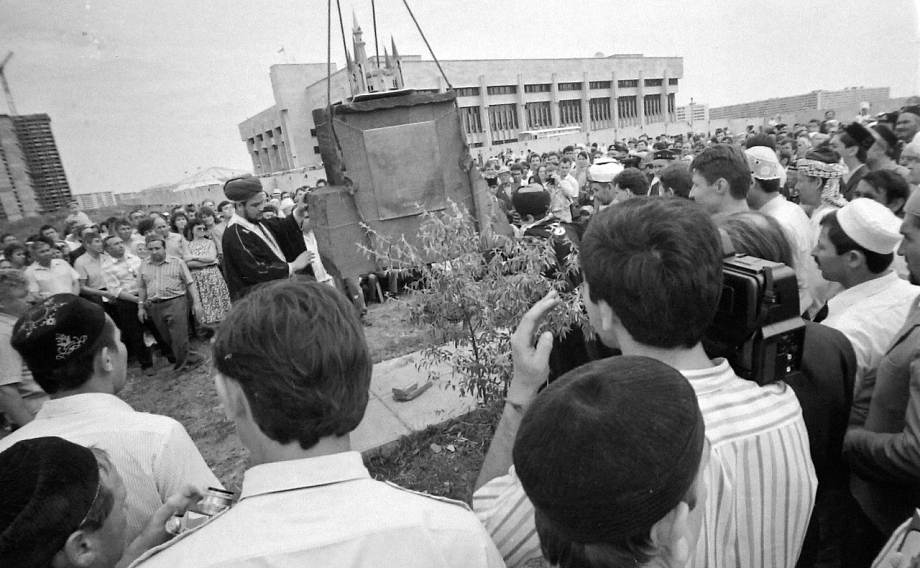 Фото: как в Челнах заложили первый камень соборной мечети в 90-е годы