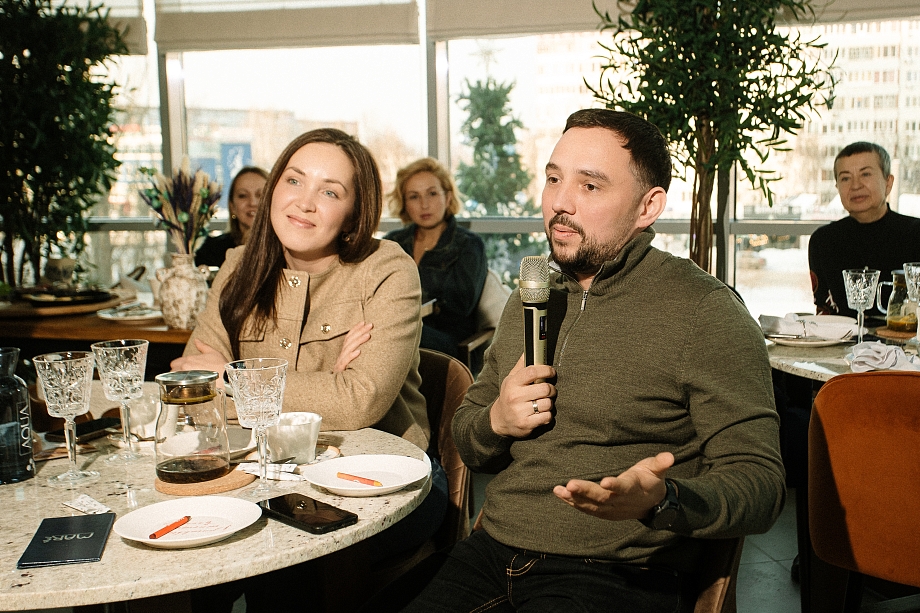 Разговор на бизнес-завтраке Дариной закончился битьем посуды