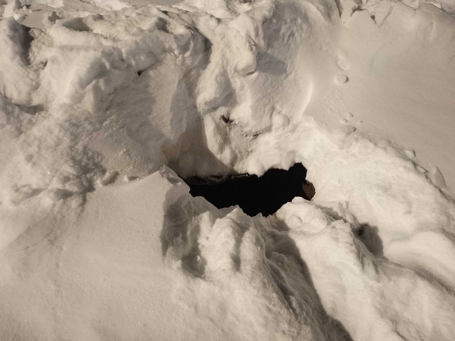 В Челнах ребенок по пояс провалился в заснеженный открытый люк