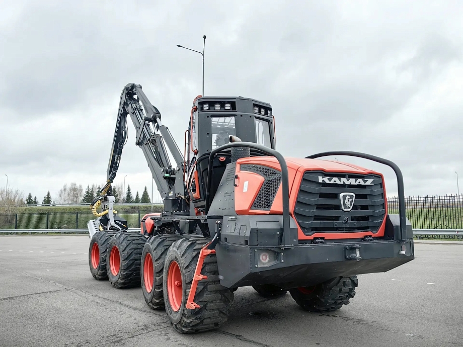 «КАМАЗ» показал технику, разработанную для лесозаготовок взамен импортной