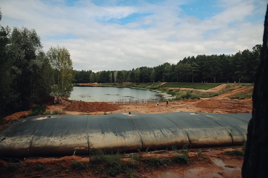 Фото: у озера в парке Прибрежном начали возводить пирс 