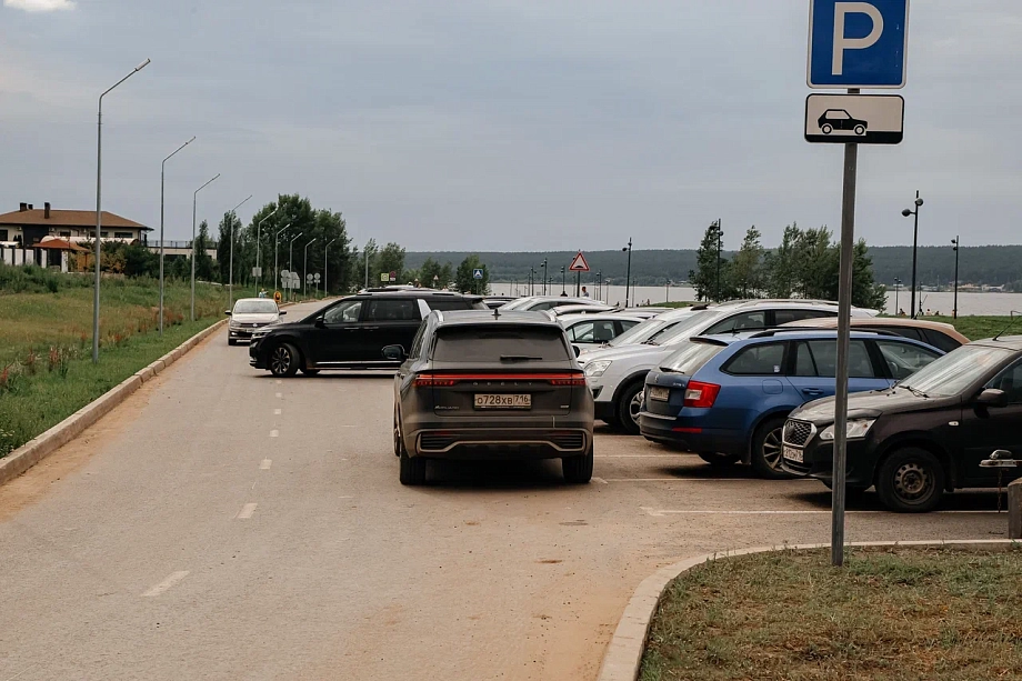 «Мы по часу не могли просто во двор заехать. Спуск к нашему дому тупиковый и забит машинами в два-три ряда»