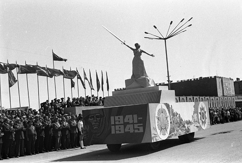 Как и где в Челнах парад Победы проходил 50 лет назад (фото)