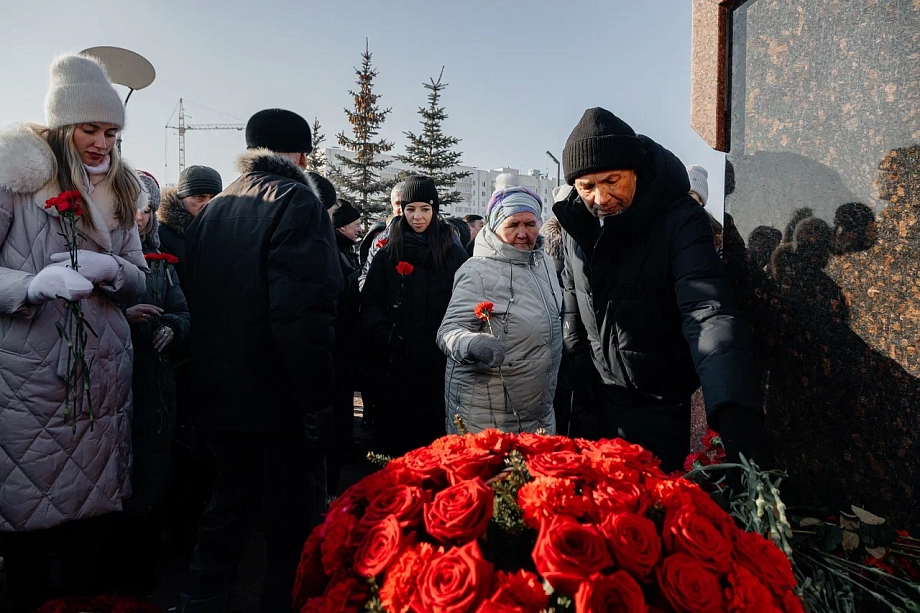 В Челнах возложили цветы в честь первого гендиректора «КАМАЗа» Васильева (фото)