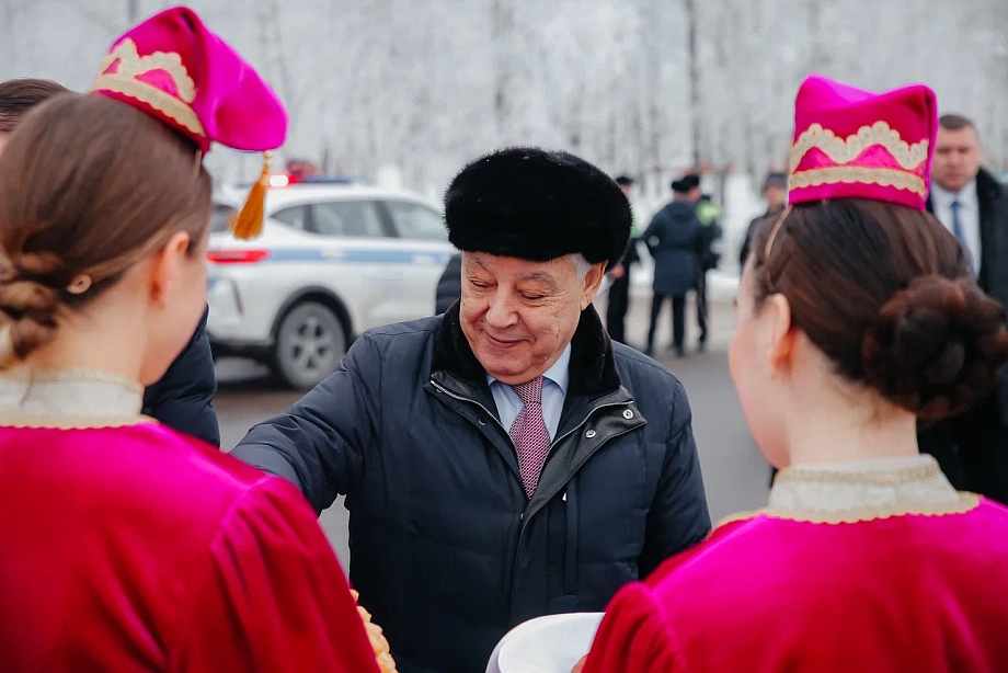 «В одной деревне меня пенсионер попросил выкопать погреб. Я говорю: у вас же район есть, депутат»