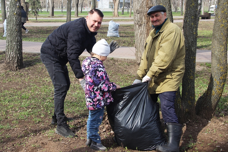 Сотрудники ГК «Профит» и депутат Мингалимов привели в порядок парки