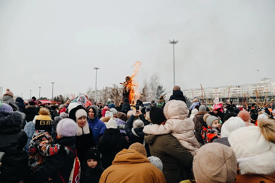 Блины, конкурсы и сжигание чучела: как в Челнах празднуют Масленицу (фото)