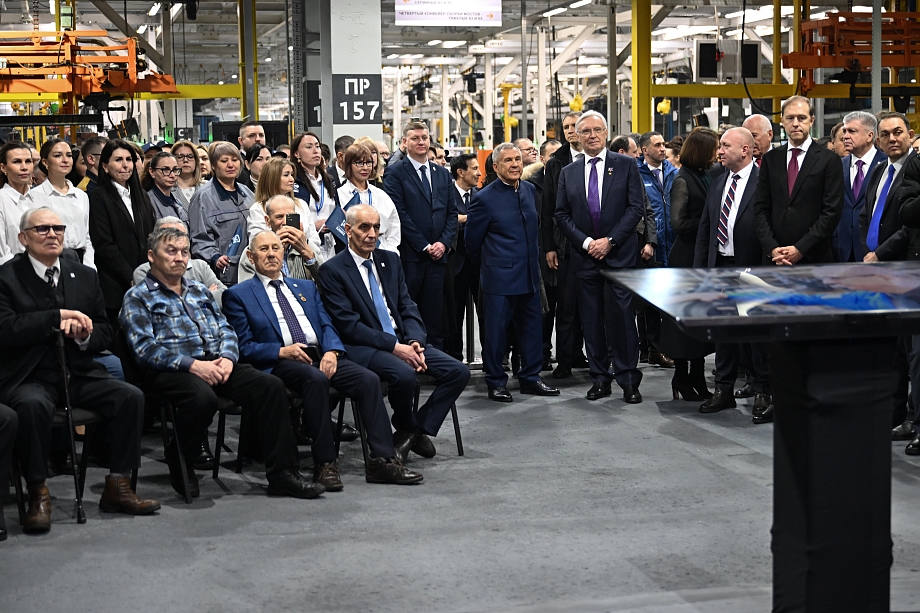 Почетный знак и поздравление от Путина: «КАМАЗ» отметил юбилей грузовика Почетный знак и поздравление от Путина: «КАМАЗ» отметил юбилей грузовика