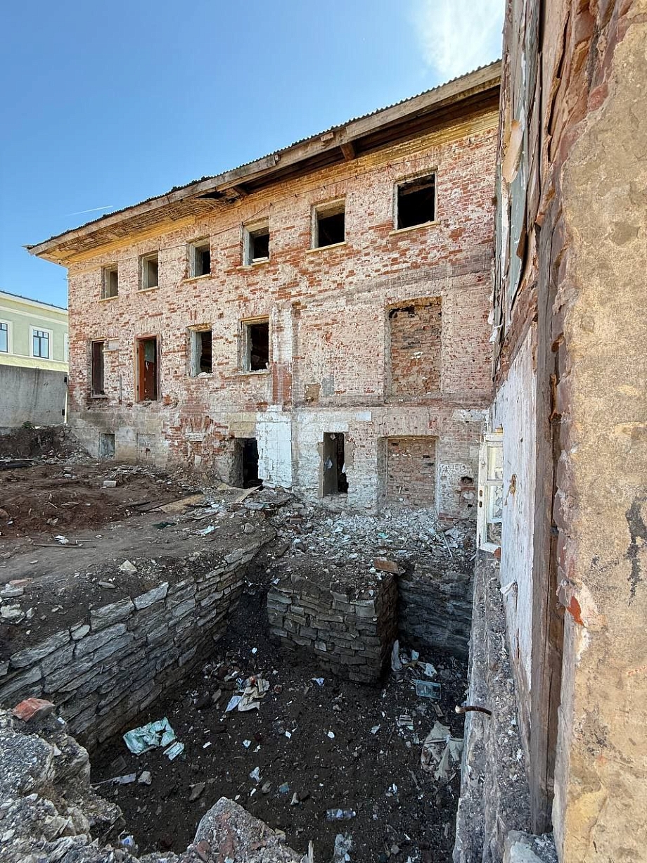 Нуриев показал аварийное здание, которое купили за рубль бизнесмены из Челнов 