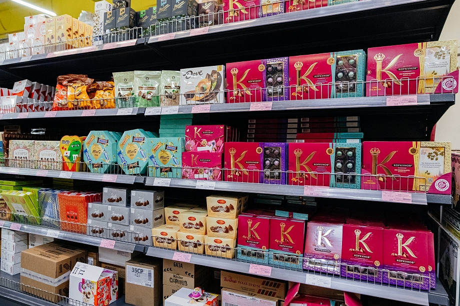 Новый год наступает с «Агат»: богатый стол, сладкие подарки и призы