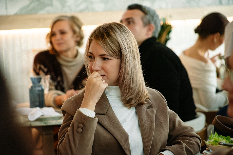 Разговор на бизнес-завтраке Дариной закончился битьем посуды
