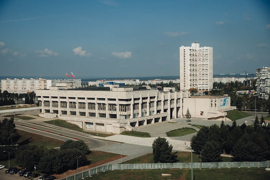 «Время было такое, оно заставляло находить совершенно нетрадиционные формы работы»