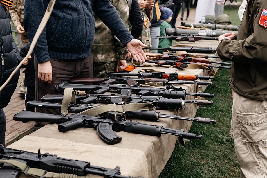 Фото: в День Победы в Челнах угощают солдатской кашей и учат плести сети