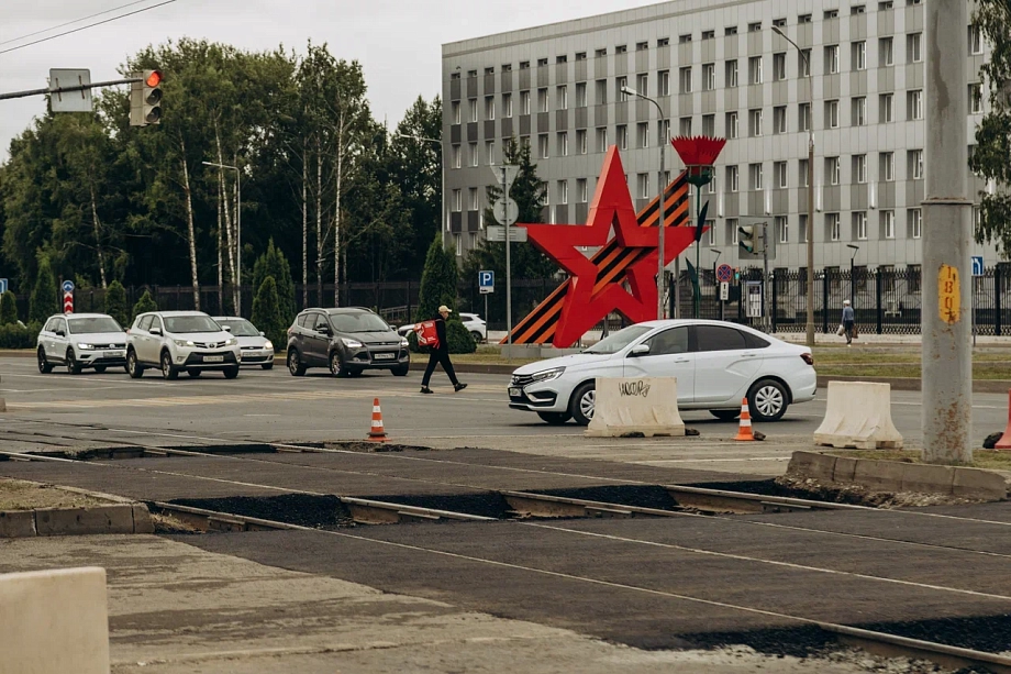 Фото: как ремонтируют трамвайный переезд на центральном перекрестке