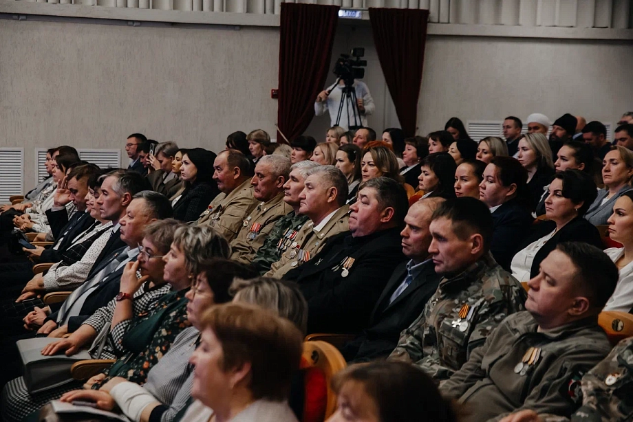 «В одной деревне меня пенсионер попросил выкопать погреб. Я говорю: у вас же район есть, депутат»